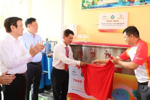 Trao tặng 8 hệ thống lọc nước tại Đồng Tháp