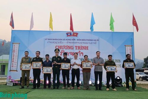 Nhân dân các bản giáp biên Việt Nam - Lào vui Tết Bunpimay