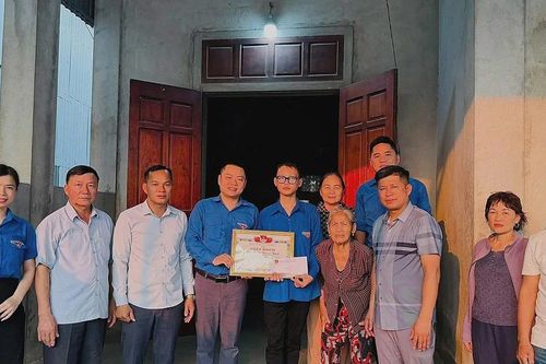 Khen thưởng nam sinh lớp 10 cứu hai người đuối nước