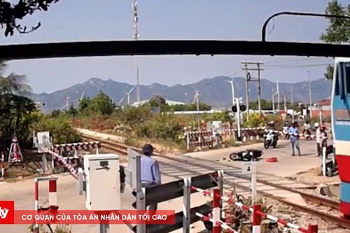 Cố vượt rào chắn, người phụ nữ ngã ngay sát đường ray