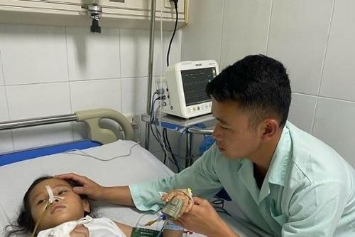 Bé gái Mông bị vỡ tá tràng, gia đình nghèo cần thêm 20 triệu đồng cứu con