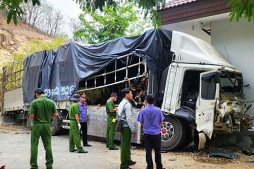 Vụ xe tải tụt dốc trên núi Tà Zôn khiến 3 người chết, 1 người bị thương: Khởi tố vụ án