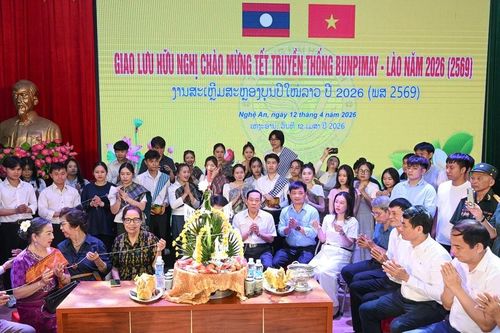 Gặp mặt lưu học sinh Lào tại Trường Đại học Vinh nhân Tết Bunpimay