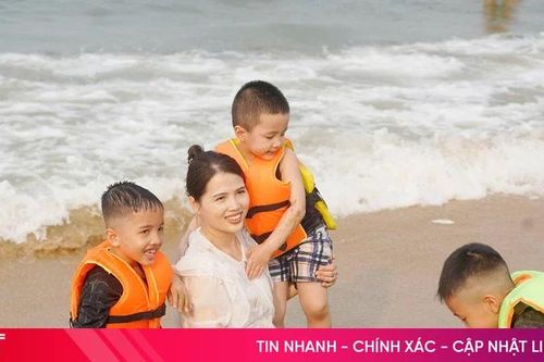 Nắng nóng gay gắt, biển Hà Tĩnh hút khách đến 'giải nhiệt'