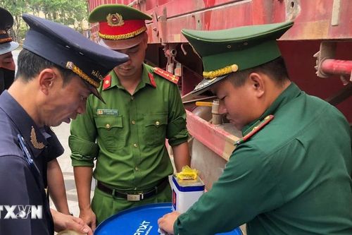 Phát hiện vụ vận chuyển trái phép 400 lít dầu diesel từ Việt Nam sang Lào