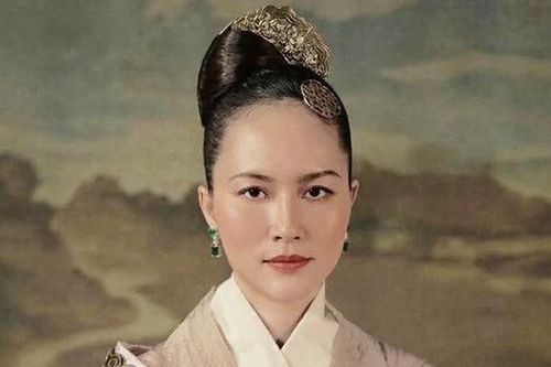 Mỹ nhân Việt đẹp như Hoàng hậu bước ra từ lịch sử