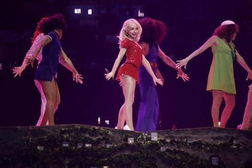Sabrina Carpenter gây bùng nổ Coachella 2026 với sân khấu đậm chất Hollywood