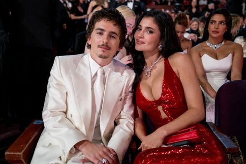 Kylie Jenner và Timotheé Chalamet bị cặp đôi kỳ cựu Hollywood 'cà khịa'