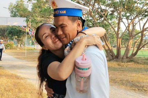 Người thân xúc động, tự hào khi đến thăm chiến sĩ mới ở Vùng 4 Hải quân