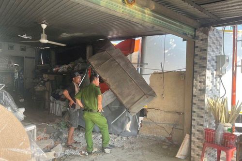 Xe tải đang chạy trên Quốc lộ 60 bất ngờ mất thắng tông sập tường nhà dân