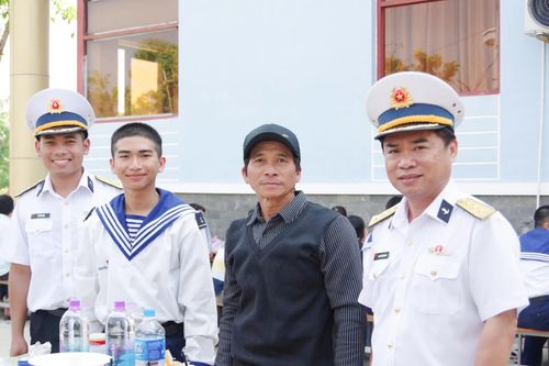 Trung tâm Huấn luyện Vùng 4 Hải quân tổ chức cho thân nhân thăm chiến sĩ mới