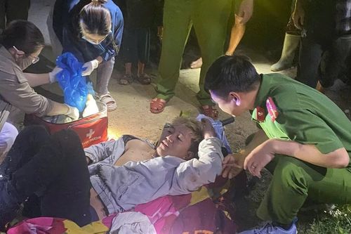 Các lực lượng xã Mường Hum xuyên đêm cứu người dân gặp nạn
