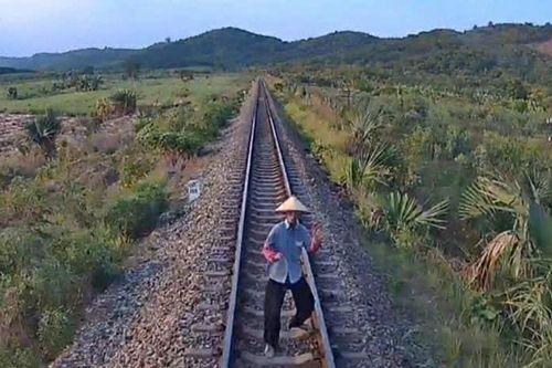 Tìm thân nhân người phụ nữ tử vong do tai nạn đường sắt ở Tân Minh