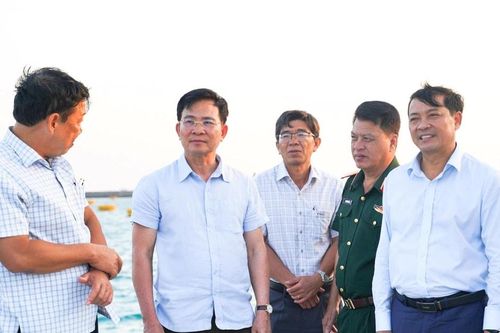 Chủ tịch UBND tỉnh Lâm Đồng Hồ Văn Mười thăm các đơn vị và khảo sát các dự án tại đặc khu Phú Quý