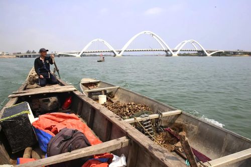 Làng lặn hàu bên sông Nhật Lệ