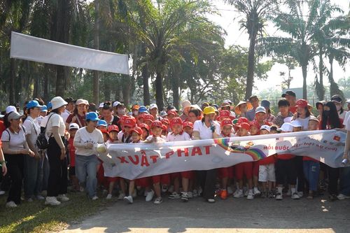 Hơn 400 người tham gia chương trình 'Mỗi bước chạy-Một nụ cười'