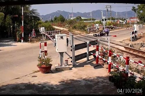 Khánh Hòa: Xử phạt người phụ nữ vượt rào chắn đường sắt khi đèn tín hiệu bật cảnh báo