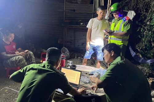 Khánh Hòa: Bắt quả tang nhóm hút cát trái phép, tạm giữ 4 phương tiện