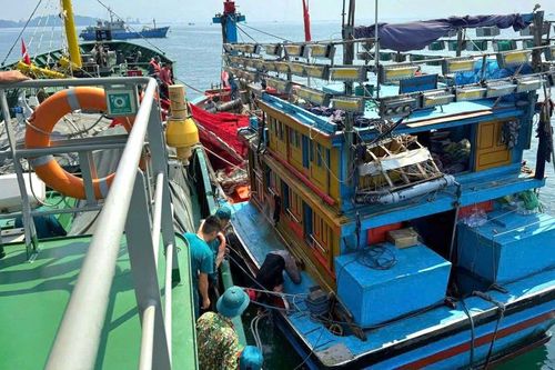 Tàu cá va đá ngầm, 12 ngư dân được cứu kịp thời