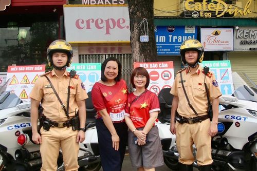 Người dân hào hứng trải nghiệm gian trưng bày của CSGT tại không gian đi bộ hồ Hoàn Kiếm