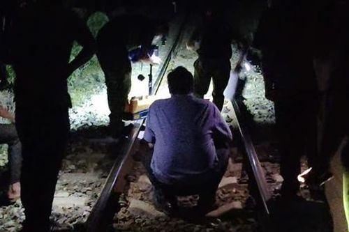 Tìm tung tích người phụ nữ đi bộ trên đường ray bị tàu hỏa tông biến dạng