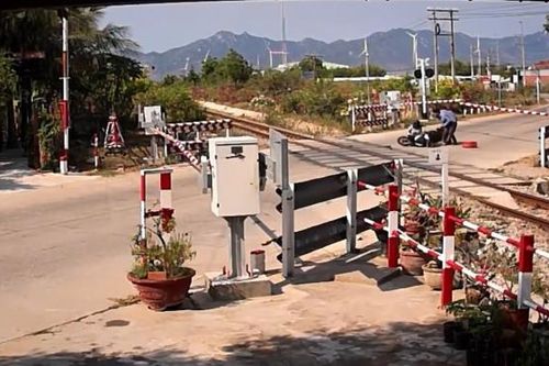 Tông barie đường sắt, người phụ nữ chạy xe máy thoát chết trong gang tấc