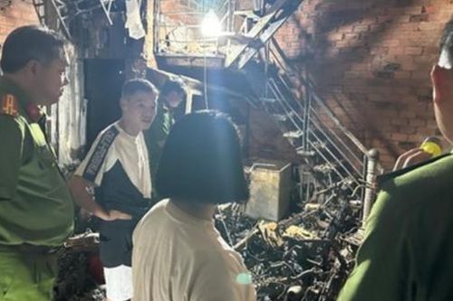 Vụ cháy nhà trọ 7 người thương vong: Cảnh sát băng mình vượt khói lửa cứu người