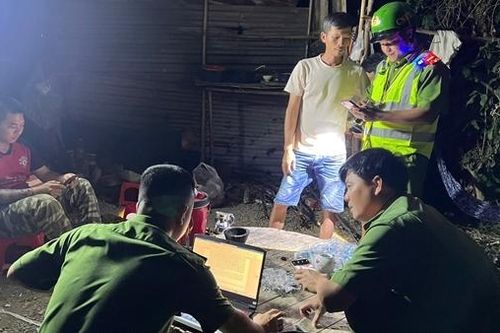 Bắt quả tang nhóm 'cát tặc' dùng thiết bị hút cát dưới sông Chò đưa lên nhiều xe tải