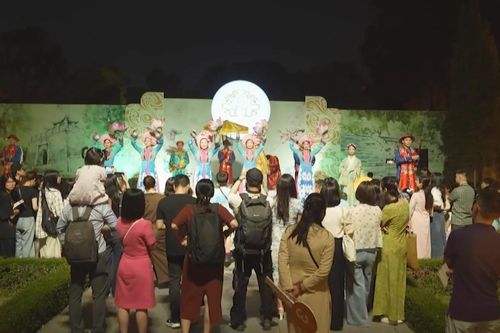 Trải nghiệm tour đêm 'Giải mã Hoàng thành Thăng Long'