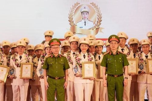 Tuyên dương các điển hình tiên tiến lực lượng Cảnh sát Quản lý hành chính