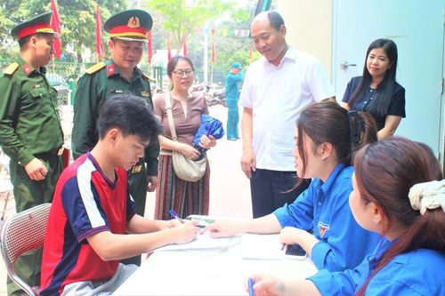 Tuổi trẻ Định Công hăng hái tham gia đăng ký nhập ngũ