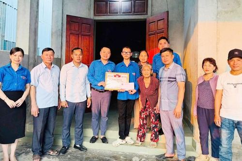 Khen thưởng nam học sinh lớp 10 cứu người đuối nước ở biển Cửa Lò