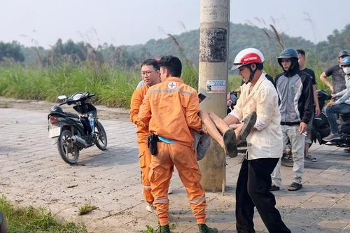 Hai công nhân Điện lực kịp thời cứu giúp nạn nhân bị tai nạn giao thông