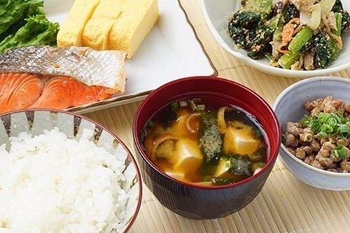 Để khỏe mạnh và sống thọ bữa ăn nên có những gì? Chuyên gia khuyên '3 điều cần, 2 điều tránh' cần thực hiện