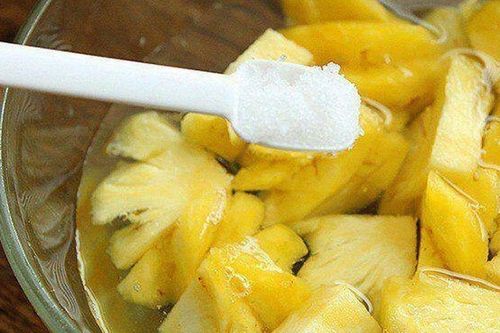 Dứa gọt xong cho vào ngâm cùng thứ này ăn không bị rát lưỡi, dứa còn ngọt thơm hơn hẳn