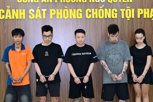 Bắt quả tang cô gái trẻ cùng 5 thanh niên 'làm chuyện động trời'