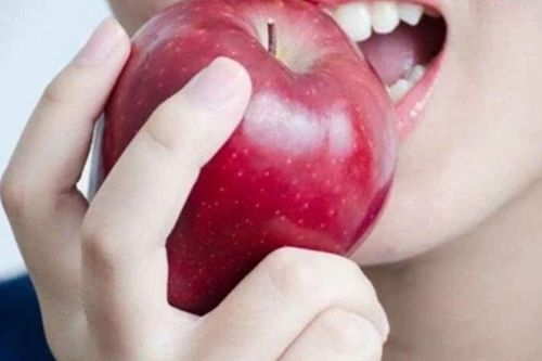 Một bộ phận của quả táo chứa chất cực độc, nhiều người không biết vẫn vô tư ăn