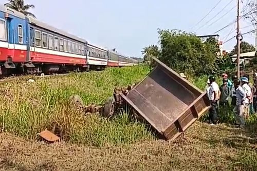 Công nông bị tàu hỏa tông tại lối đi tự mở, 3 người thương vong