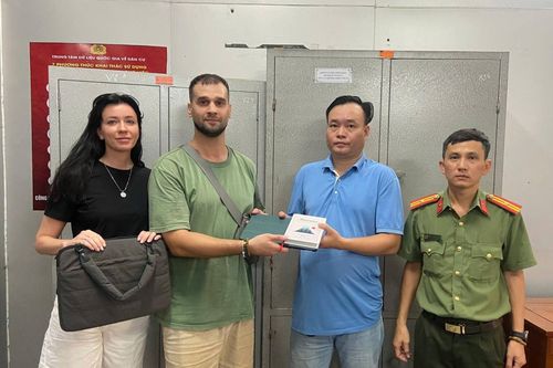 Công an phường ở Đà Nẵng giúp du khách Nga tìm lại tài sản bỏ quên trên taxi