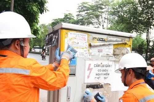 Dán tờ rơi, quảng cáo trên cột điện... bị phạt gấp 5 lần