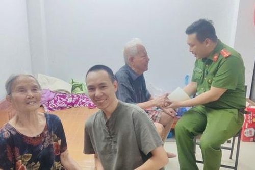 Công an phường Phương Liệt đưa cụ bà đi lạc trở về với gia đình