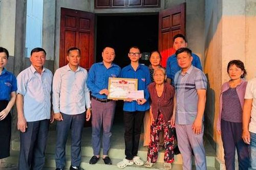 Khen thưởng nam sinh lớp 10 cứu 2 người giữa dòng xoáy ở biển Cửa Lò