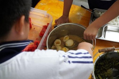 Lấp khoảng trống giám sát sau vụ 300 tấn thịt lợn bệnh tuồn vào trường học