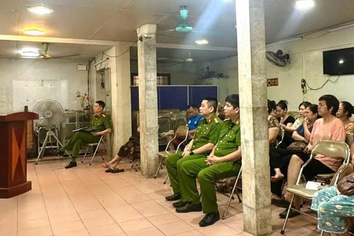 Hà Nội: 60 hộ kinh doanh cà phê đường tàu ký cam kết không lấn chiếm hành lang an toàn