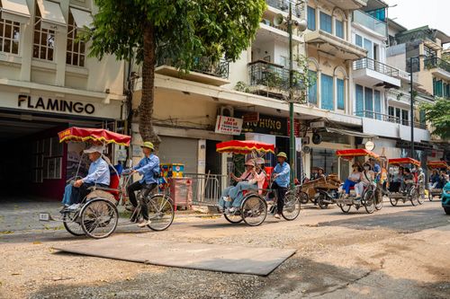Đường phố Hà Nội cày xới nham nhở, người dân chật vật khi lưu thông