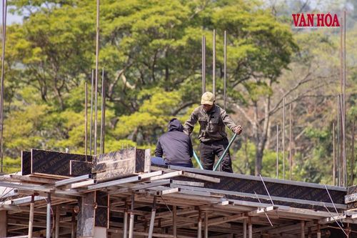 Nắng nóng bủa vây, công nhân vẫn bám công trường