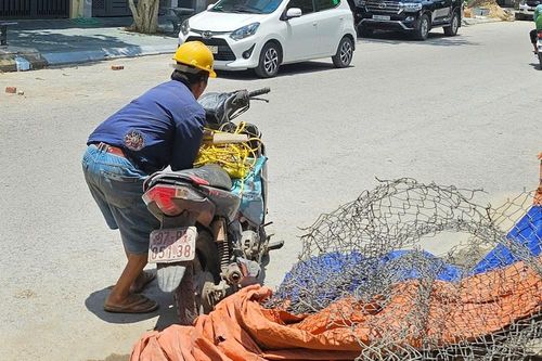 Nắng như đổ lửa, người lao động xứ Nghệ oằn mình mưu sinh