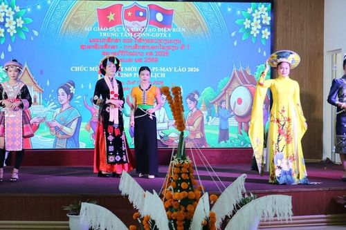 Lưu học sinh Lào tại Điện Biên vui Tết cổ truyền Bunpimay
