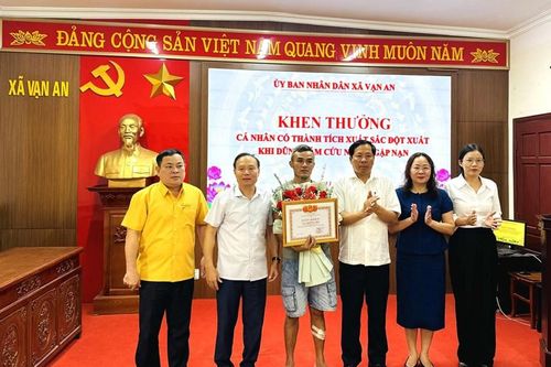 Khen thưởng người đàn ông dũng cảm cứu hai mẹ con nhảy cầu