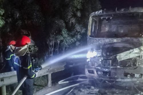 Quảng Trị: Xe đầu kéo bốc cháy trên Quốc lộ 12A